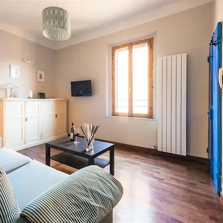 Hostly - La Pera - 2 Bedrooms, Full Center Apartment *